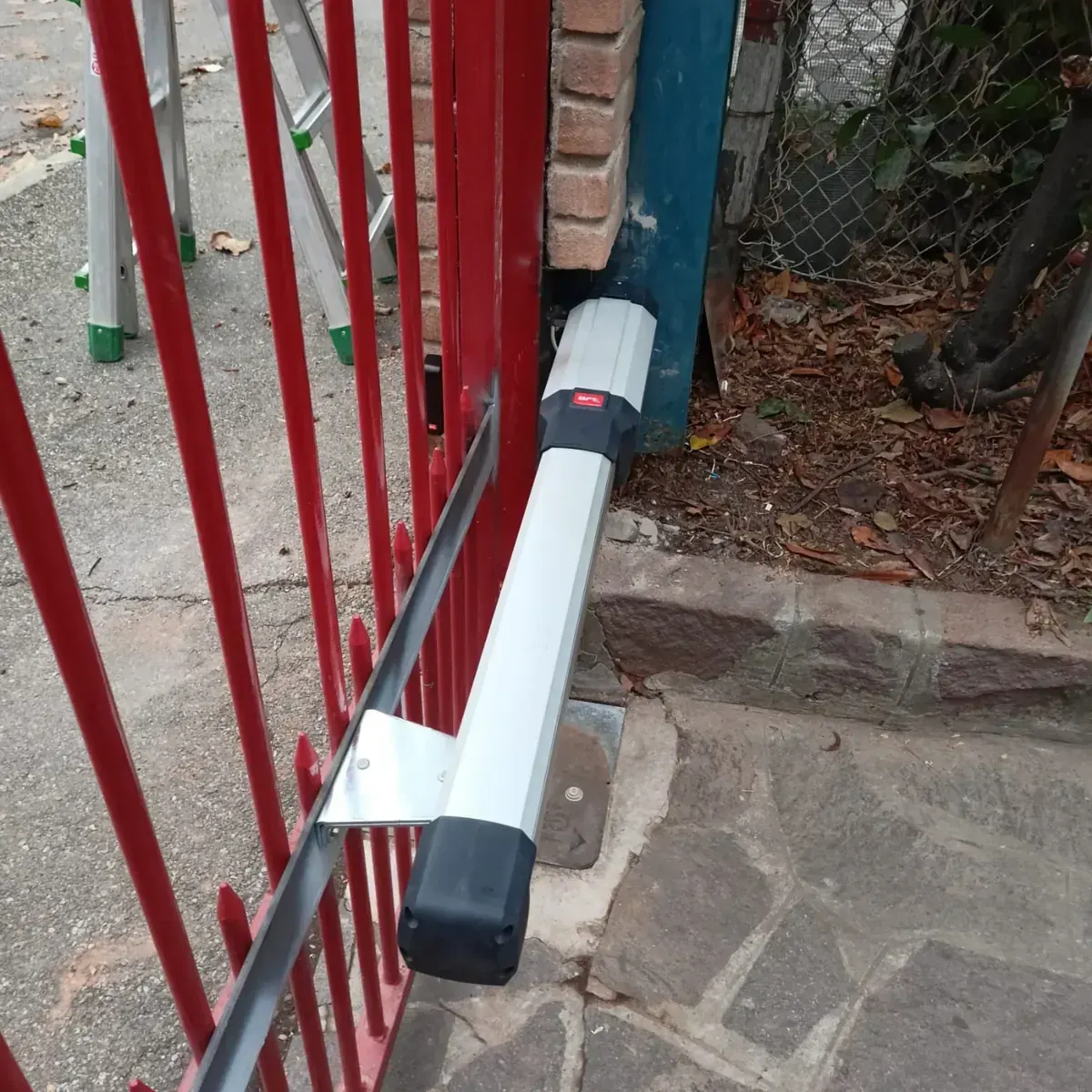 Cancelli automatici: Attuatore cancello battente installato a Milano