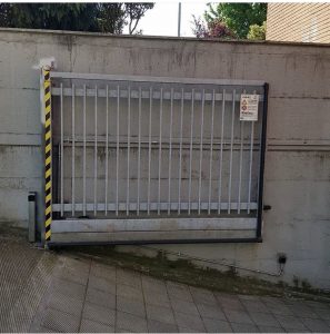 adeguamento normative automazione cancello scorrevole Milano